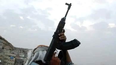 جريمة مروعة.. مسلح يمني يقتل 3 أطفال وامرأة من اقاربه في إب